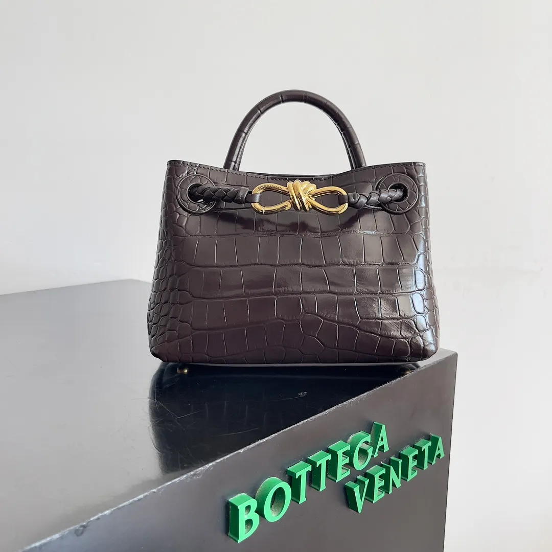 Batch 2880 BOTTEGA VENETA new women's crocodile leather ANDIAMO is shipped! ! ! As a classic model of the BV family, each innovation brings different surprises to fans. There are three ways to carry it with different makeup. Crocodile skin is called the gold in leather and is famous for its top luxury and rarity. During use, the luster of the crocodile skin will not fade or fade with time. No matter how long it is used, it will still remain new. And because each crocodile skin is different, the effect of each crocodile leather bag is different. Style number: 777614 Size: 22*9*15.5cm